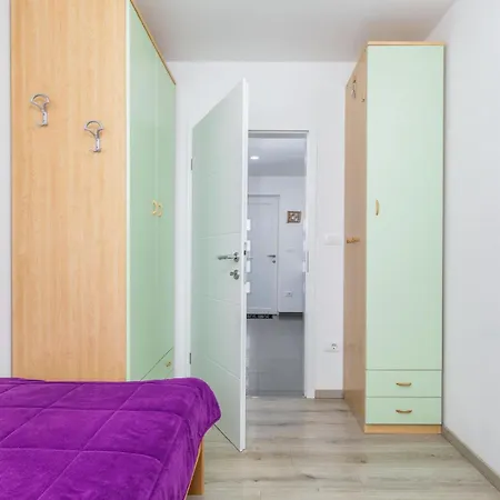 Prázdninový dům 3 Bedroom Lovely In Valbandon
