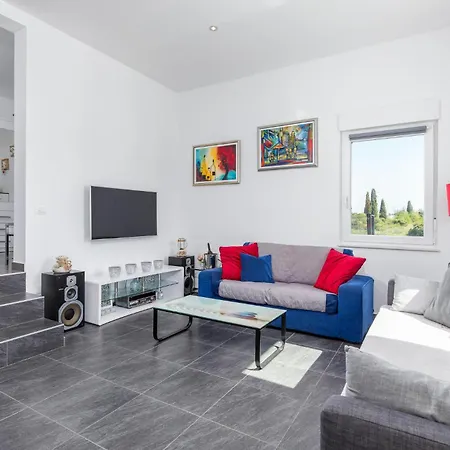 3 Bedroom Lovely In Prázdninový dům Valbandon