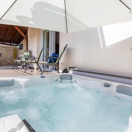 In With Jacuzzi Valbandon
