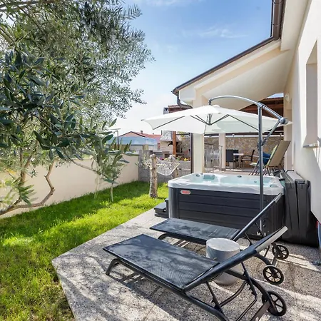 3 Bedroom Lovely In Prázdninový dům Valbandon