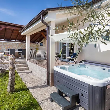 In With Jacuzzi Dom wakacyjny