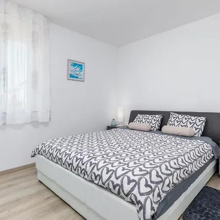 3 Bedroom Lovely In Valbandon