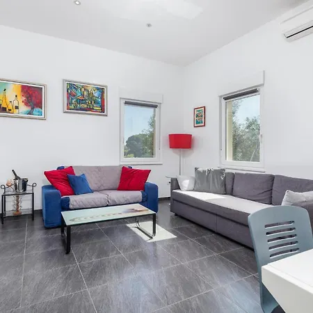 3 Bedroom Lovely In * Valbandon